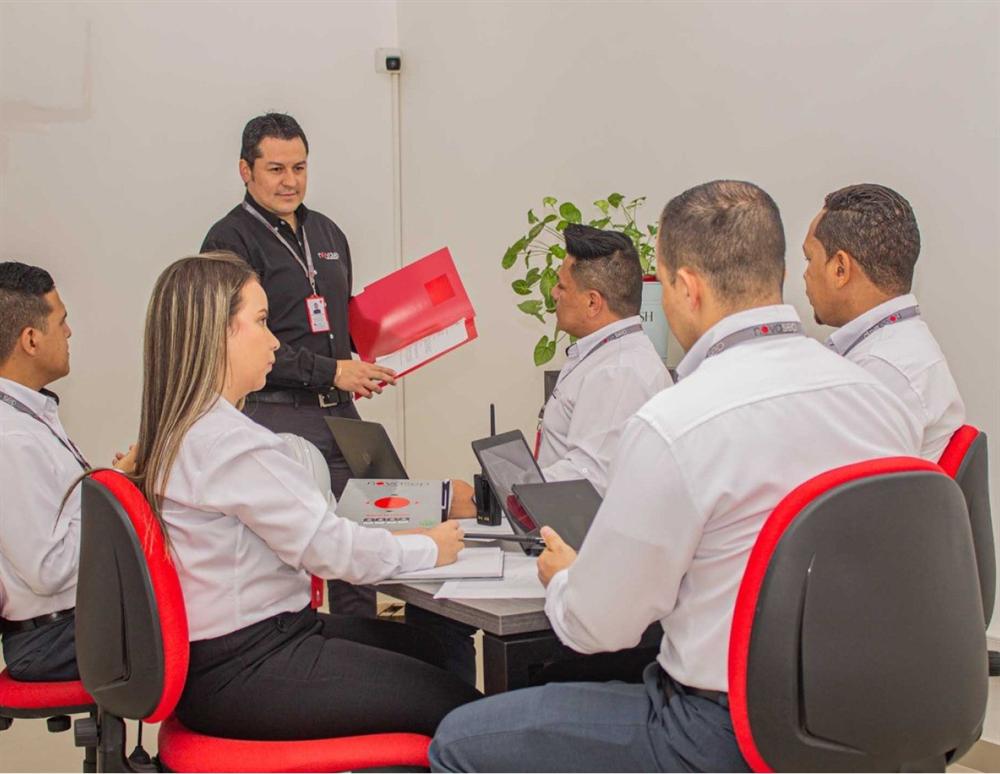Equipo de trabajo de NOVASEP en reunión operativa